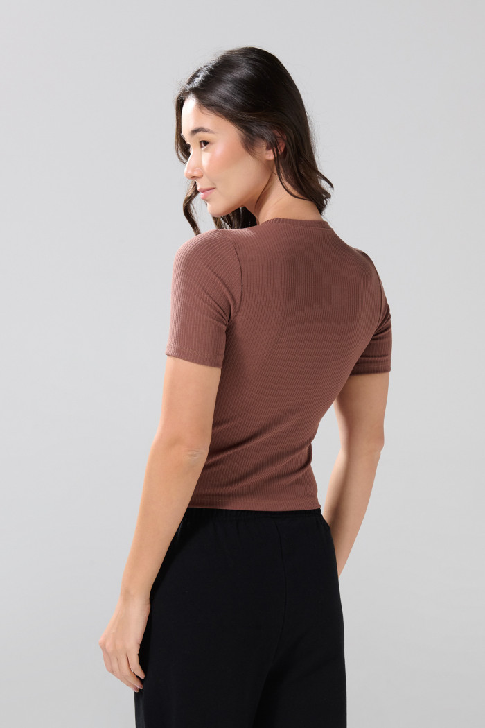 Camiseta con texturas acanaladas y cuello redondo unicolor