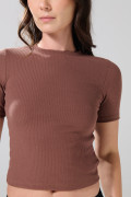 Camiseta con texturas acanaladas y cuello redondo unicolor