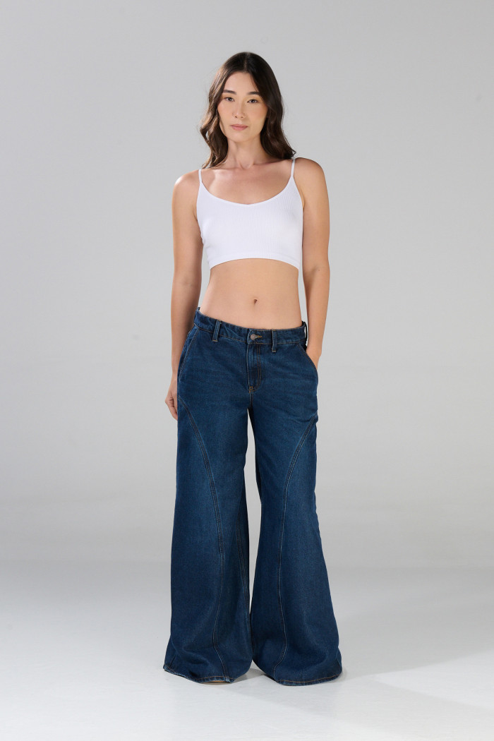 Jean palazzo azul oscuro con tiro medio, cortes y bota ancha