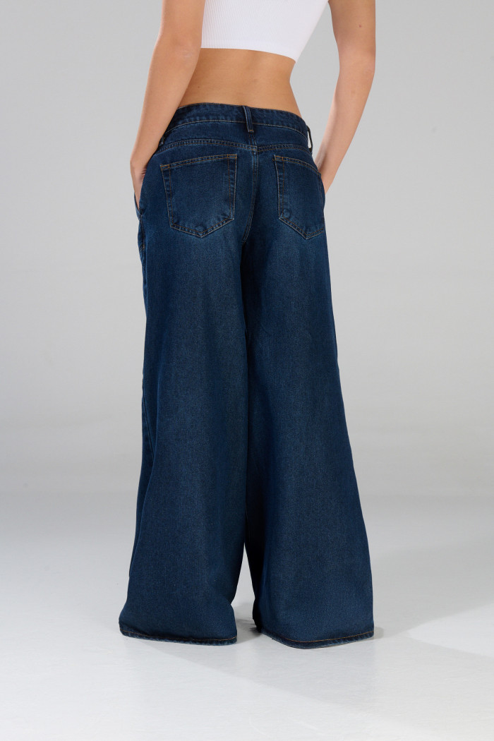 Jean palazzo azul oscuro con tiro medio, cortes y bota ancha