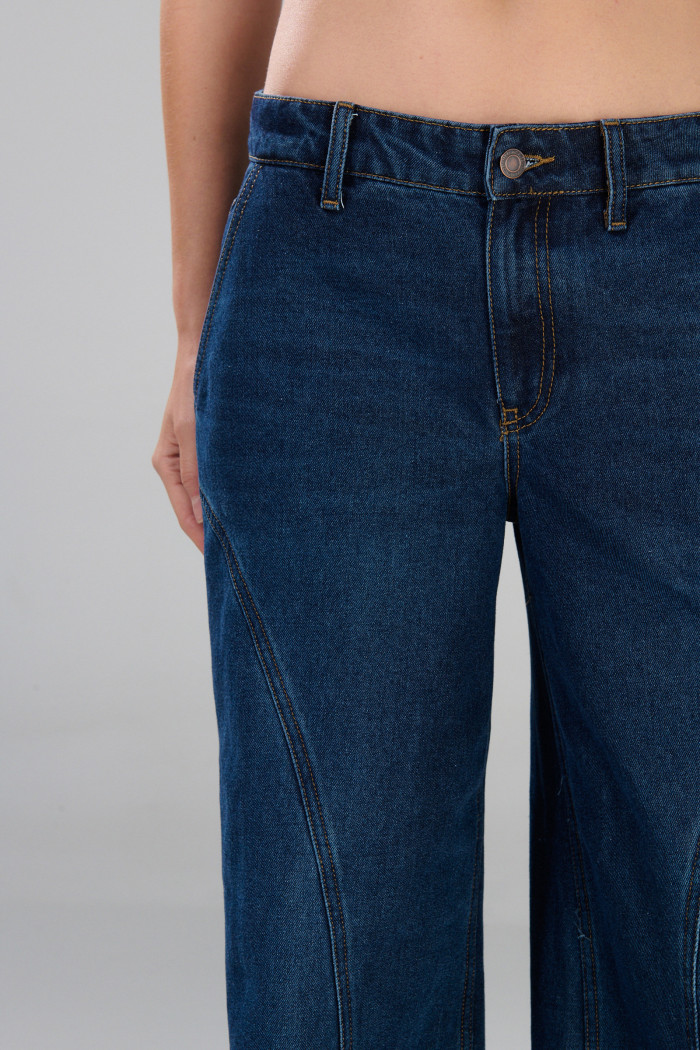 Jean palazzo azul oscuro con tiro medio, cortes y bota ancha