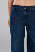 Jean palazzo azul oscuro con tiro medio, cortes y bota ancha
