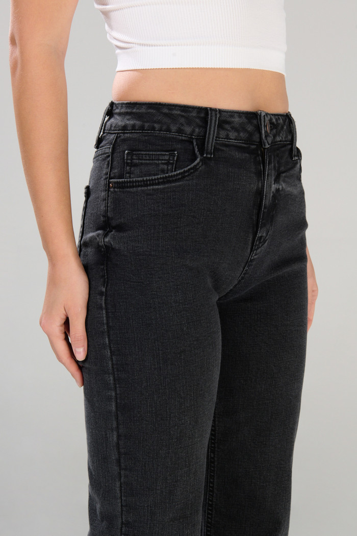 Jean bota recta straight leg gris intenso con tiro alto
