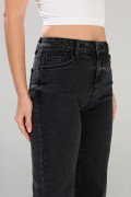 Jean bota recta straight leg gris intenso con tiro alto
