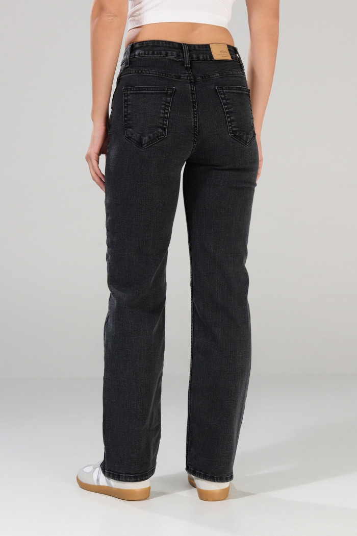 Jean bota recta straight leg gris intenso con tiro alto
