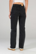 Jean bota recta straight leg gris intenso con tiro alto