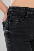 Jean bota recta straight leg gris intenso con tiro alto