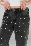 Jean straight low waist gris oscuro con perlas decorativas