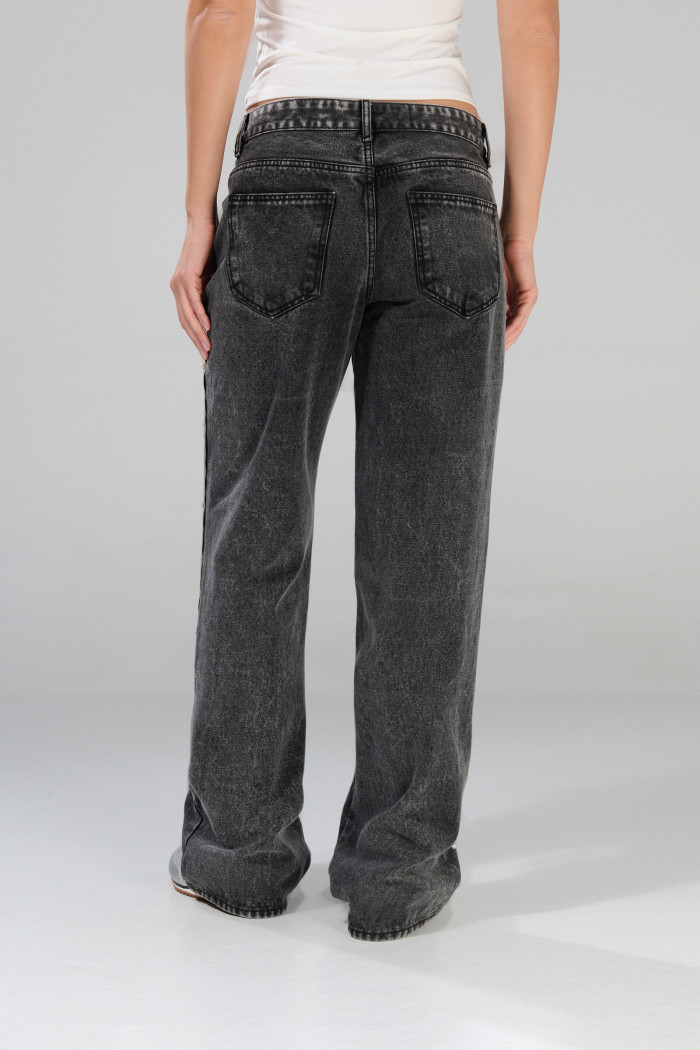 Jean straight low waist gris oscuro con perlas decorativas