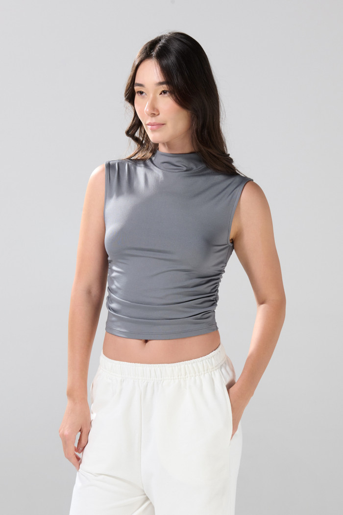 Camiseta cuello alto unicolor ajustada con manga sisa