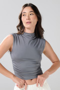 Camiseta cuello alto unicolor ajustada con manga sisa