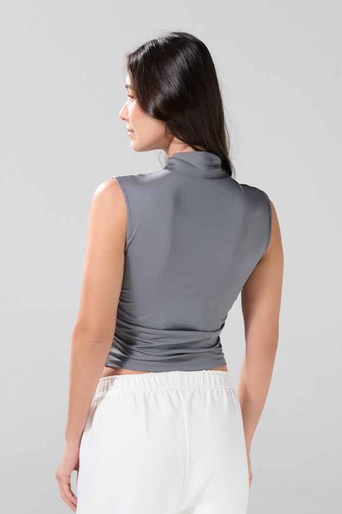 Camiseta cuello alto unicolor ajustada con manga sisa