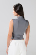 Camiseta cuello alto unicolor ajustada con manga sisa