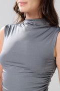 Camiseta cuello alto unicolor ajustada con manga sisa
