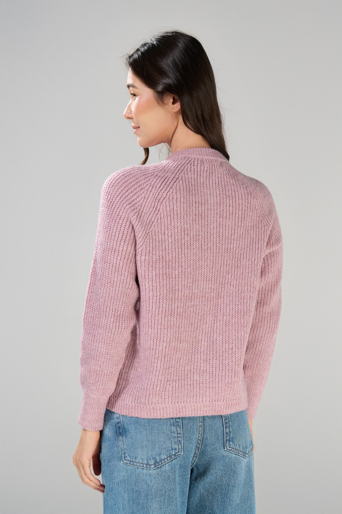 Cárdigan rosado claro tejido con cuello redondo