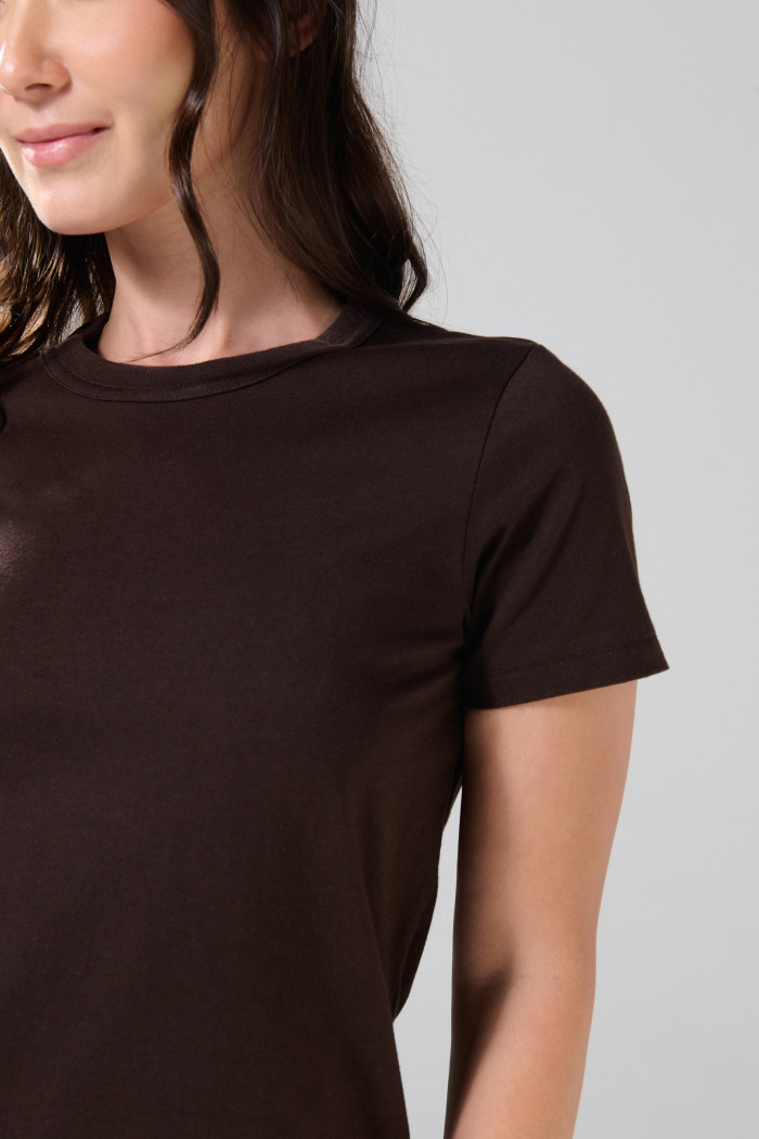 Camiseta ajustada cuello redondo unicolor en algodón