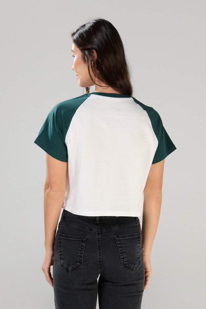 Camiseta crop top crema de Stranger Things con manga ranglan
