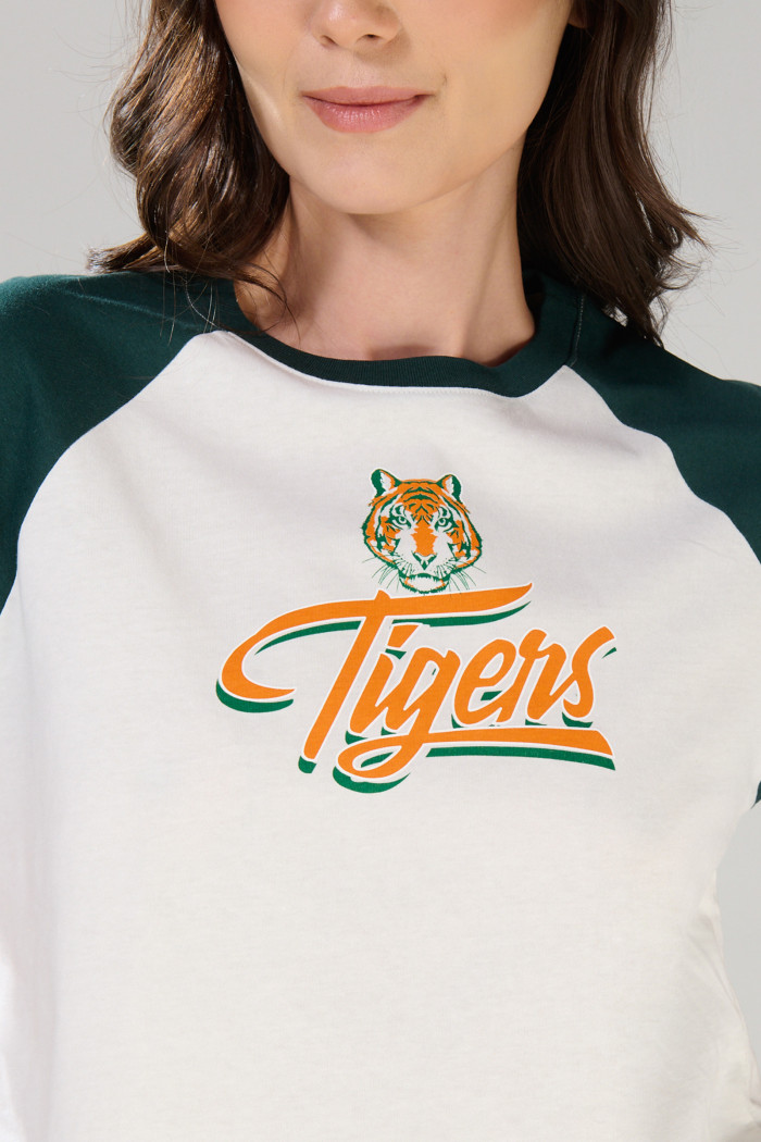 Camiseta crop top crema de Stranger Things con manga ranglan