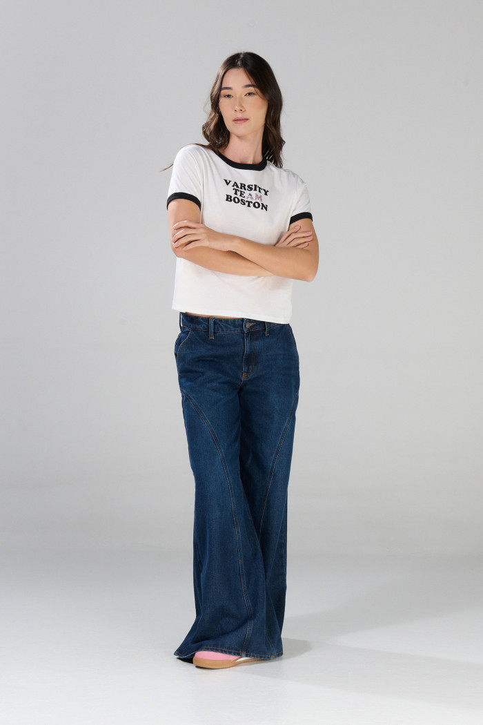 Camiseta college crema con contrastes negros manga corta