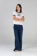 Camiseta college crema con contrastes negros manga corta