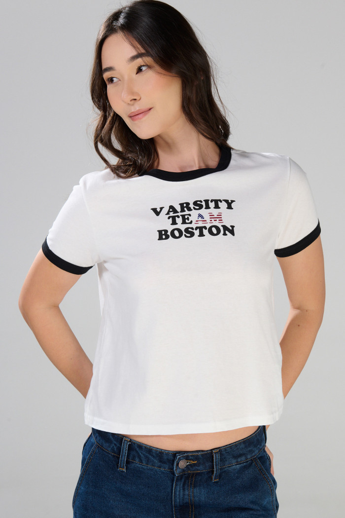 Camiseta college crema con contrastes negros manga corta