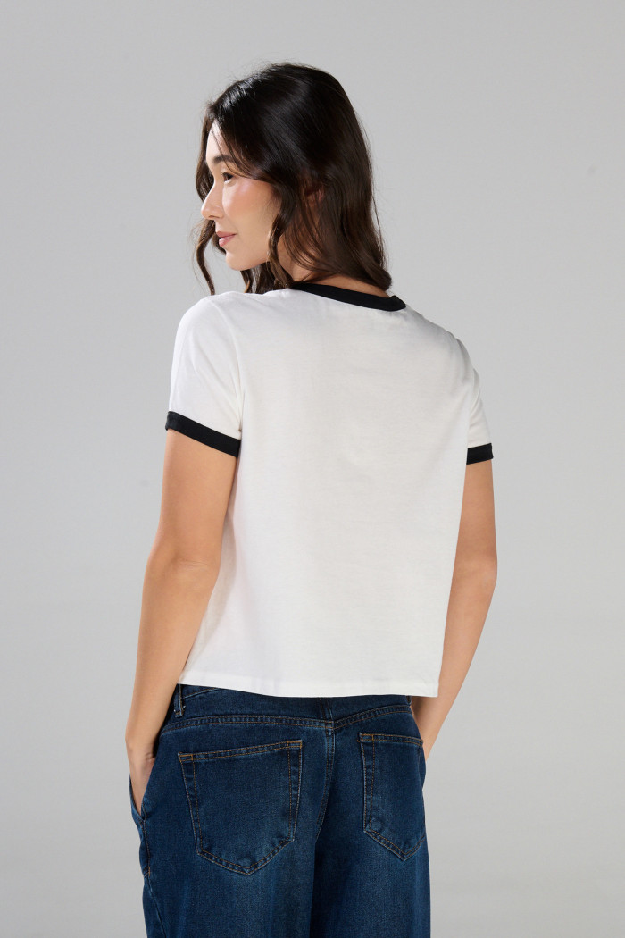 Camiseta college crema con contrastes negros manga corta