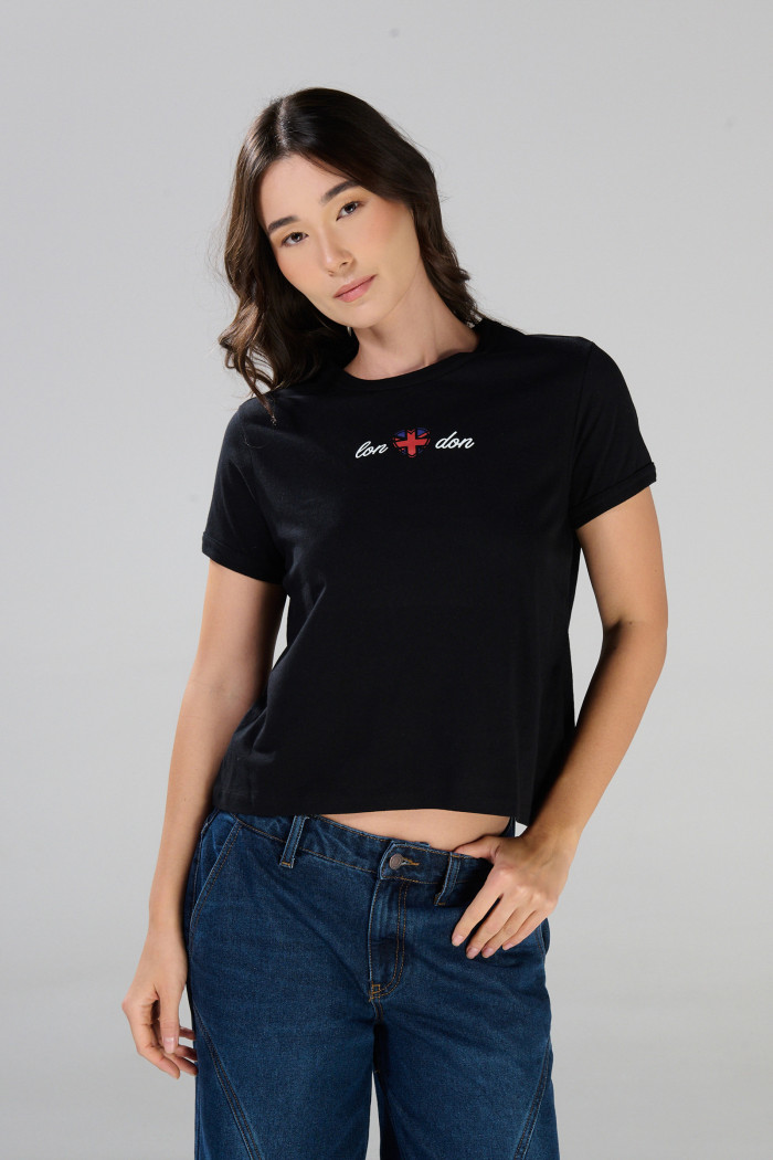 Camiseta negra con estampado college y cuello redondo