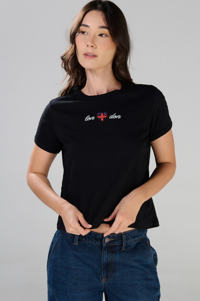 Camiseta negra con estampado college y cuello redondo