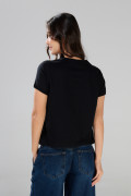 Camiseta negra con estampado college y cuello redondo