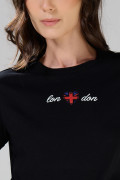 Camiseta negra con estampado college y cuello redondo