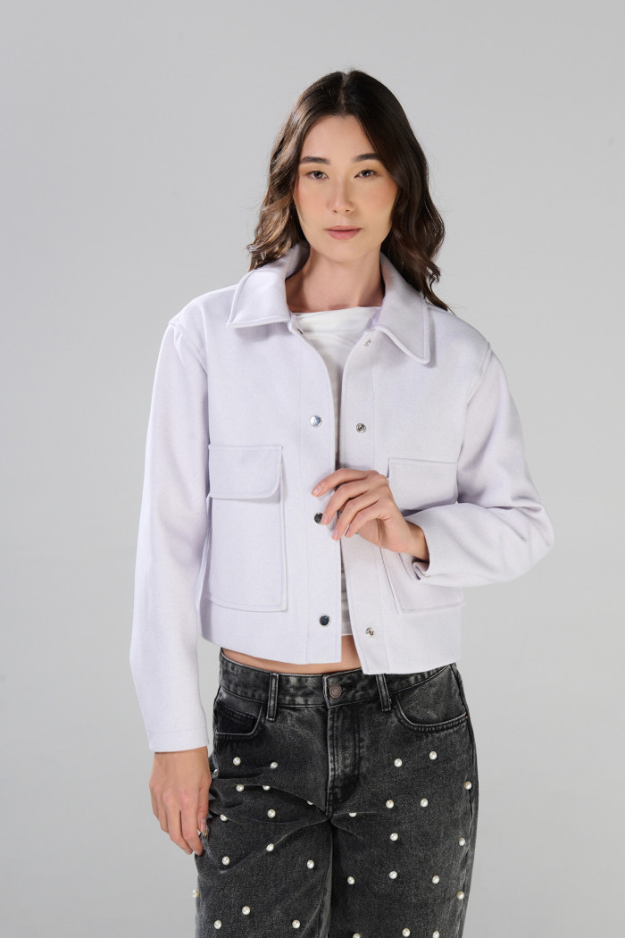Chaqueta cuello trucker lila medio con bolsillos de parche