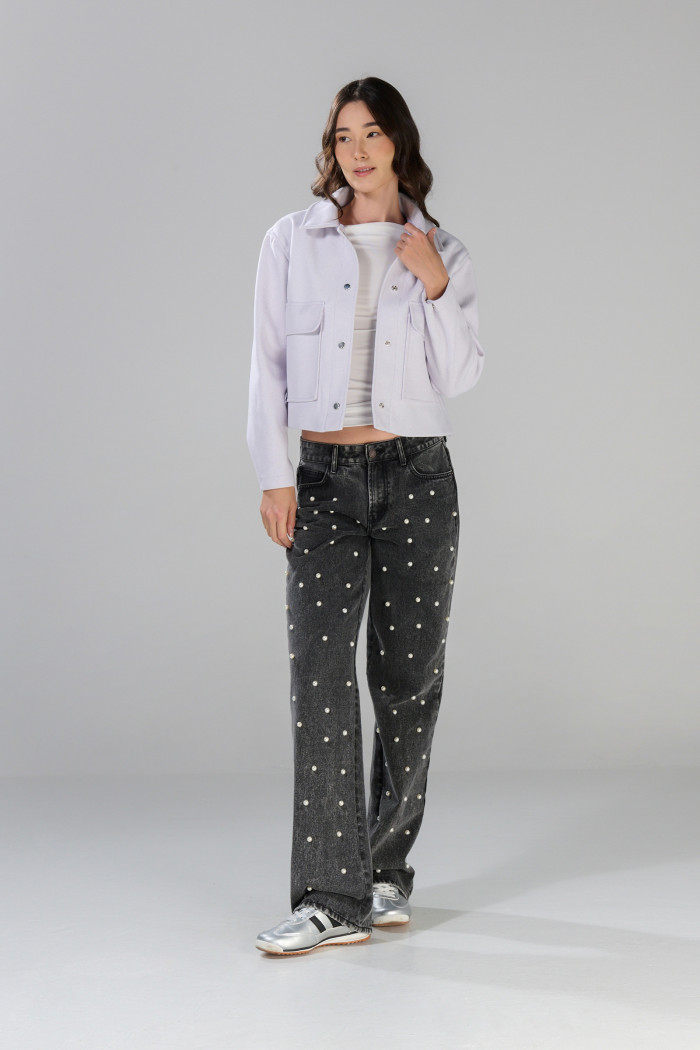Chaqueta cuello trucker lila medio con bolsillos de parche
