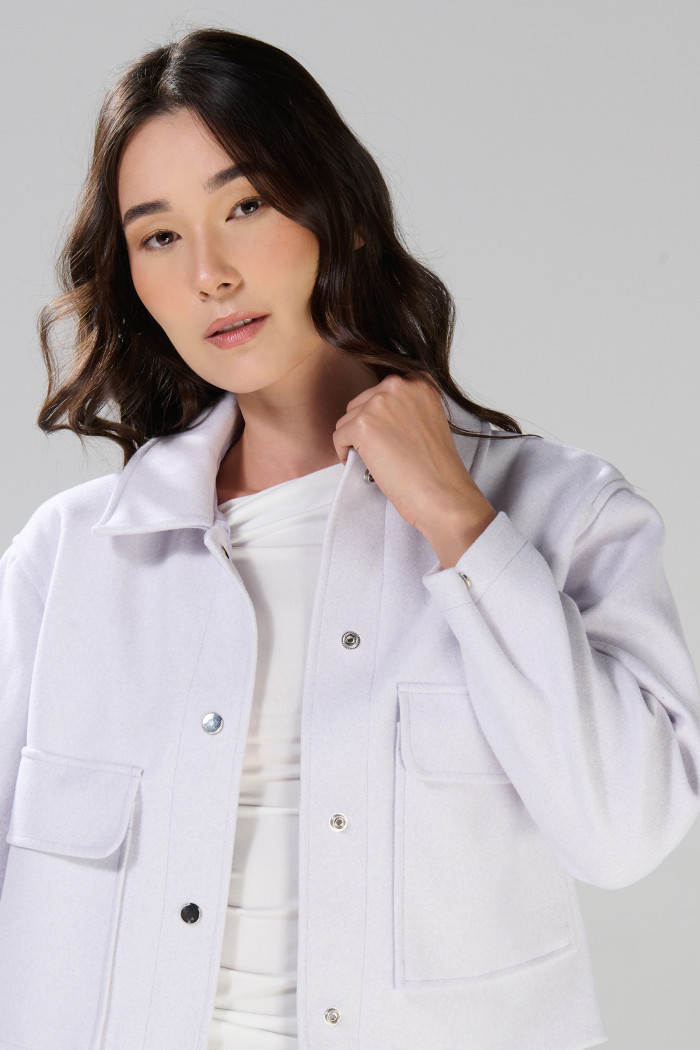 Chaqueta cuello trucker lila medio con bolsillos de parche
