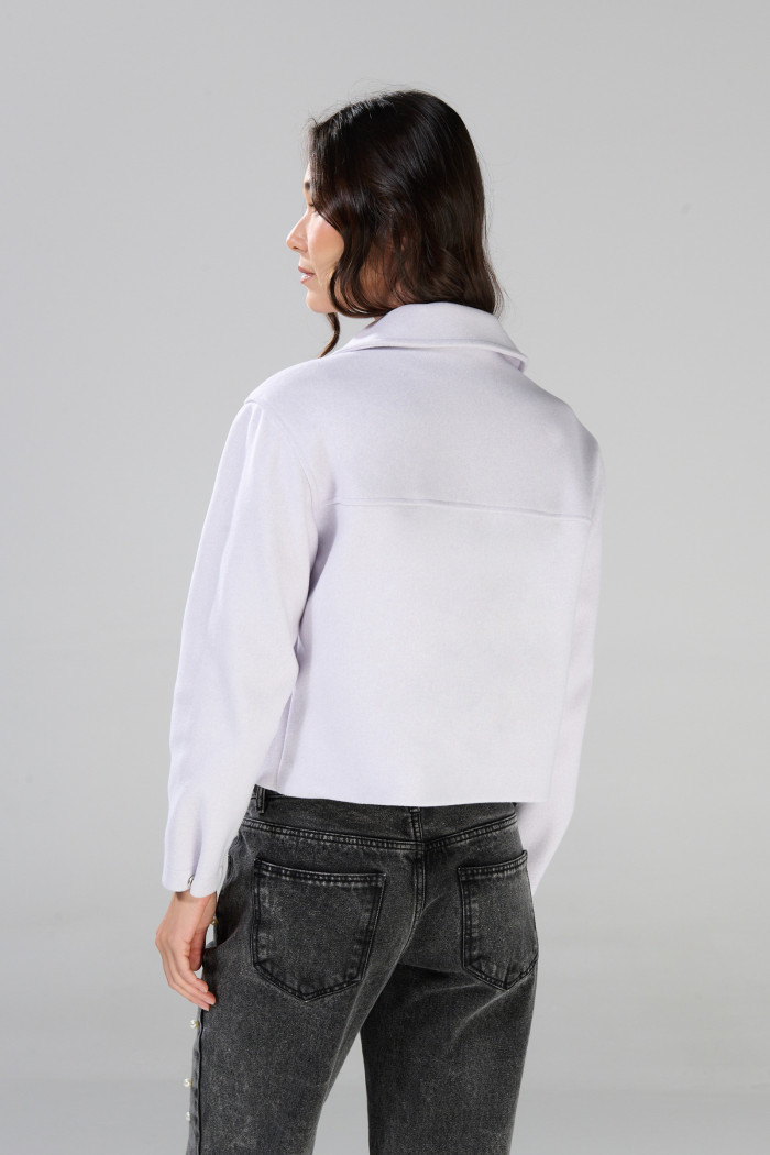 Chaqueta cuello trucker lila medio con bolsillos de parche