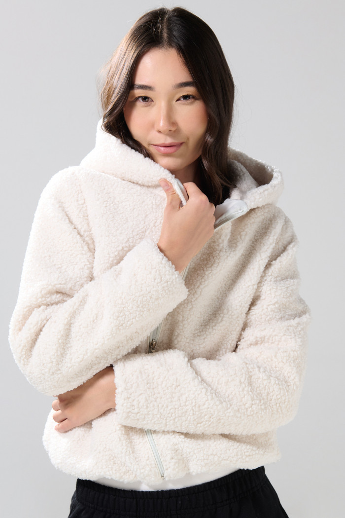 Chaqueta afelpada crema clara con bolsillos y capota