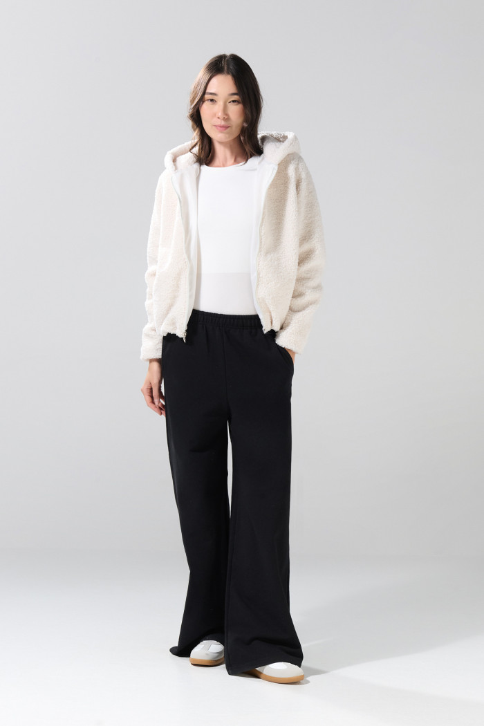 Chaqueta afelpada crema clara con bolsillos y capota