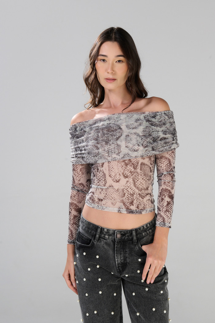 Camiseta crema clara manga larga con diseños animal print