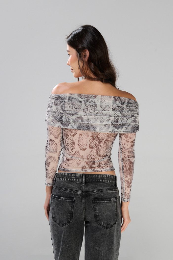 Camiseta crema clara manga larga con diseños animal print