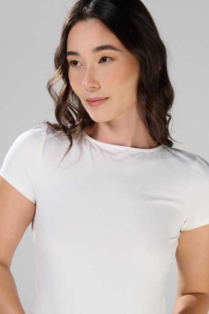 Camiseta unicolor cuello redondo con escote en espalda