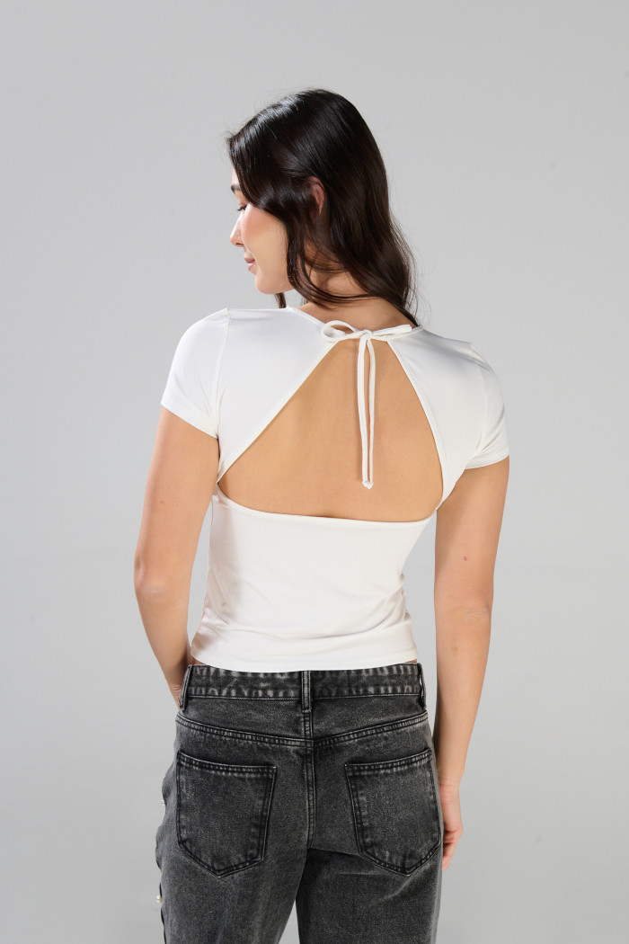 Camiseta unicolor cuello redondo con escote en espalda