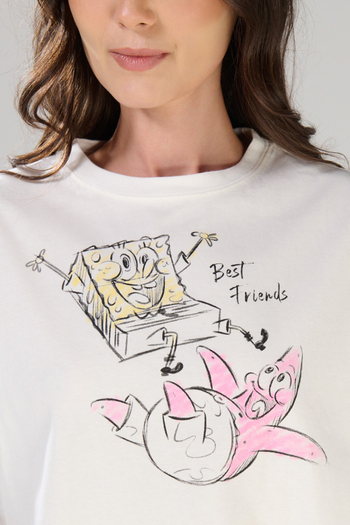 Camiseta oversize crop top crema con diseño de Bob Esponja