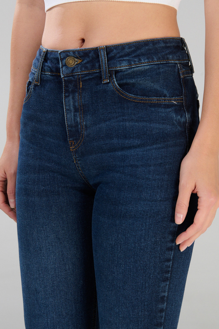Jean jegging azul oscuro ajustado tiro alto con bolsillos