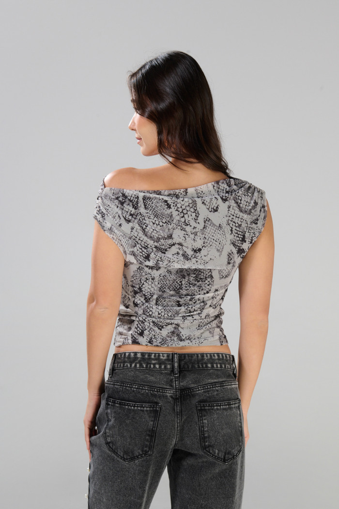 Blusa manga sisa crema con diseño de animal print
