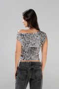 Blusa manga sisa crema con diseño de animal print
