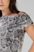 Blusa manga sisa crema con diseño de animal print
