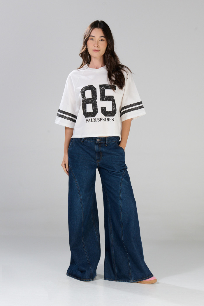 Camiseta crop top oversize crema college con manga ranglan