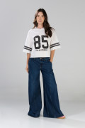 Camiseta crop top oversize crema college con manga ranglan