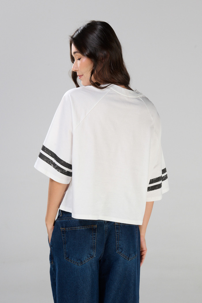 Camiseta crop top oversize crema college con manga ranglan