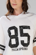 Camiseta crop top oversize crema college con manga ranglan