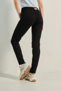 Jean negro push up tiro alto con botones y pretina ancha